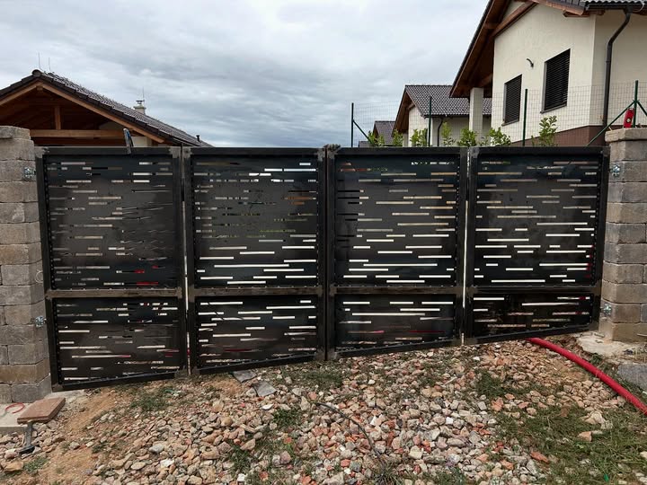 Oceľové plotové dielce a oplotenie